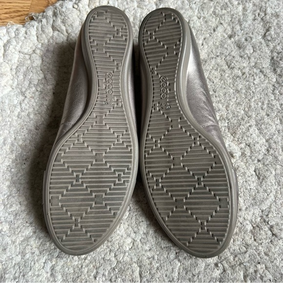 Ecco: Slip On Muted Metallic Gun Metal Studded Vamp Slip On Ballerina Flats - Picture 5 of 10